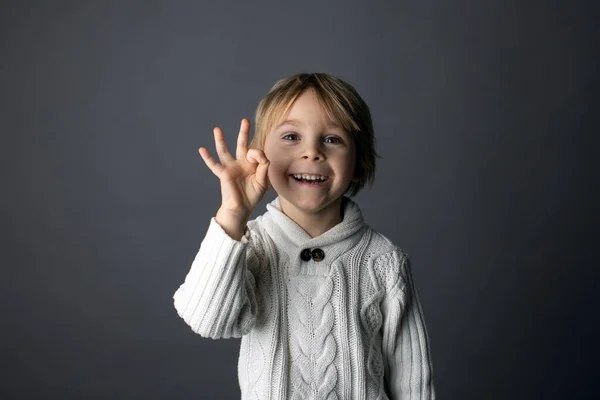 Lindo Niño Pequeño Mostrando Gesto Lenguaje Señas Sobre Fondo Gris — Foto de Stock