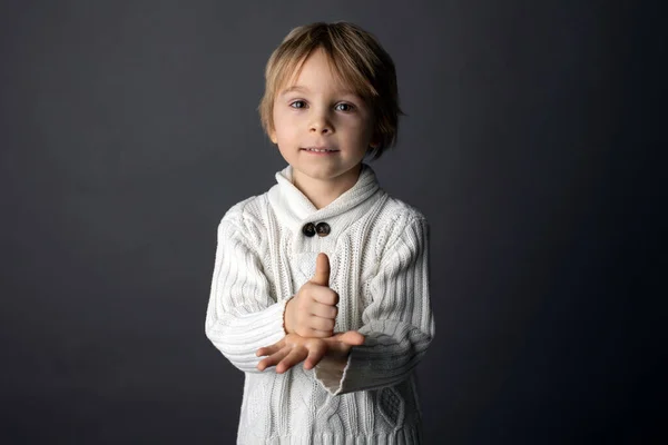 Netter Kleiner Junge Zeigt Hilfe Geste Gebärdensprache Auf Grauem Hintergrund — Stockfoto