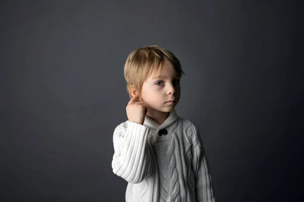 Lindo Niño Pequeño Mostrando Escuchar Gesto Lenguaje Señas Sobre Fondo —  Fotos de Stock