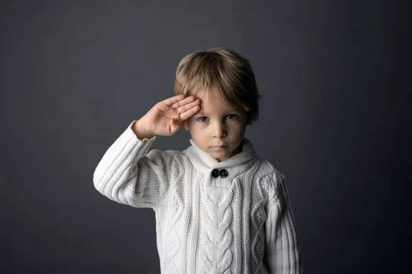 Schattige Kleine Peuter Jongen Tonen Hello Gebaar Gebarentaal Grijze Achtergrond — Stockfoto