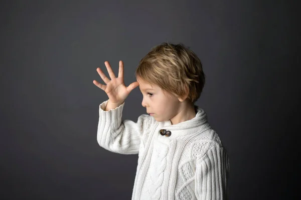 Menino Pequeno Bonito Mostrando Gesto Pai Linguagem Sinais Fundo Cinza — Fotografia de Stock
