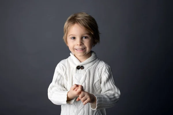 Χαριτωμένο Μικρό Αγοράκι Δείχνει Χειρονομία Friend Στη Νοηματική Γλώσσα Γκρι — Φωτογραφία Αρχείου