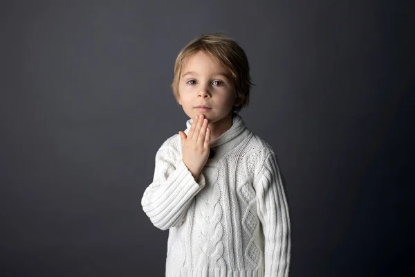 Söt Liten Småbarn Pojke Visar Tack Gest Teckenspråk Grå Bakgrund — Stockfoto