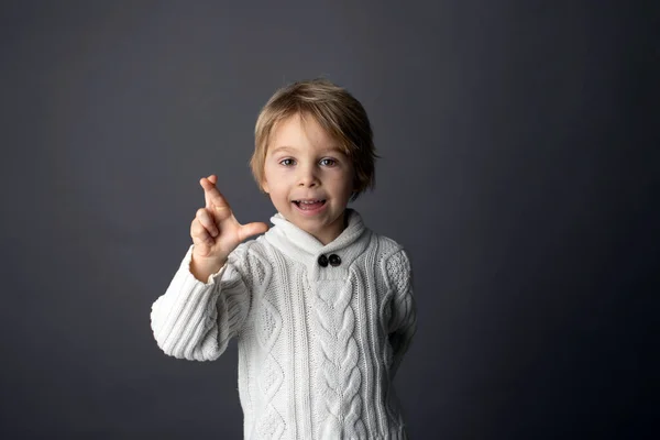 Aranyos Kis Csecsemő Fiú Mutatja Wish Luck Gesztus Jelnyelven Szürke — Stock Fotó