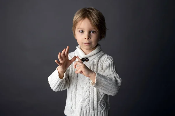 Söt Liten Pojke Visar Gest För Döva Människor — Stockfoto