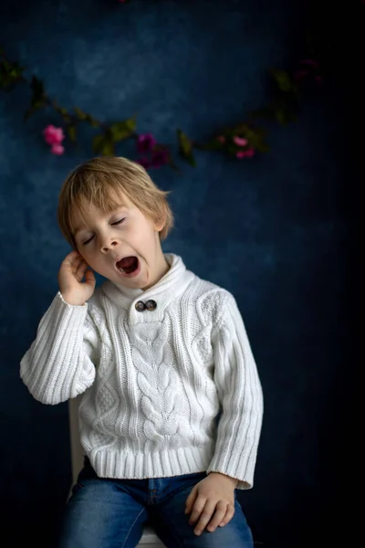 Lindo Niño Pequeño Mostrando Gesto Lenguaje Señas Sobre Fondo Azul —  Fotos de Stock