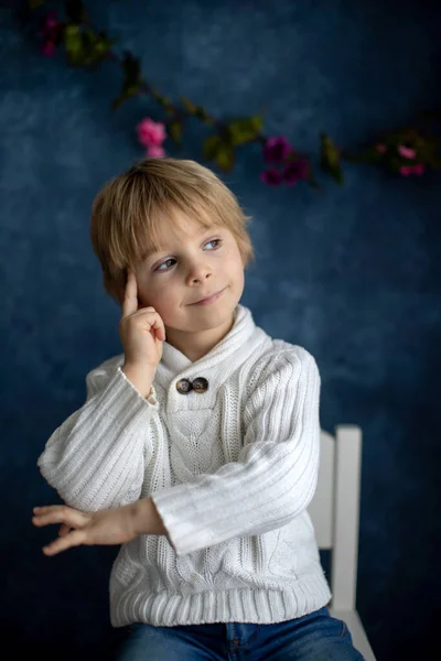 Lindo Niño Pequeño Mostrando Gesto Lenguaje Señas Sobre Fondo Azul —  Fotos de Stock