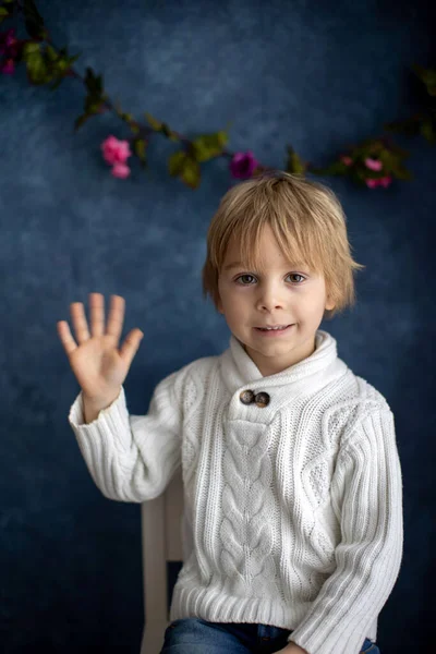 Netter Kleiner Junge Zeigt Hello Geste Gebärdensprache Auf Blauem Hintergrund — Stockfoto