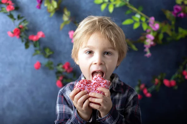 Χαριτωμένο Μικρό Ξανθό Παιδί Προνήπιο Αγόρι Τρώει Ροζ Ντόνατ Σχήμα — Φωτογραφία Αρχείου