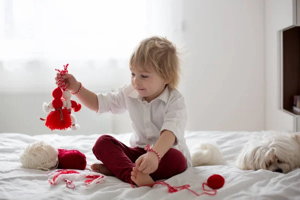 Criança Bonito Menino Loiro Brincando Com Pulseira Branca Vermelha Chamado — Fotografia de Stock