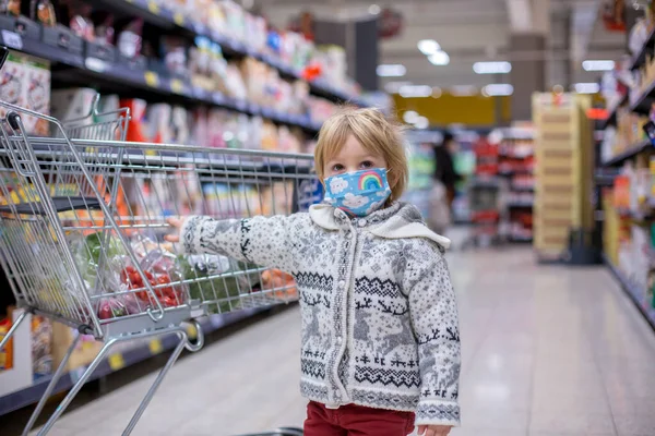 Симпатичный Ребенок Мальчик Носит Медицинскую Маску Супермаркете Время Пандемической Изоляции — стоковое фото