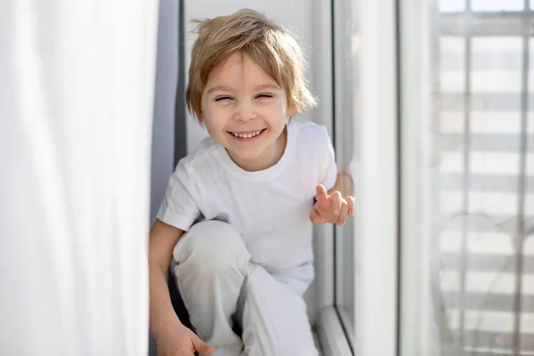 Cute Szczęśliwy Maluch Chłopiec Dziecko Białej Szacie Uśmiechając Się Kamery — Zdjęcie stockowe