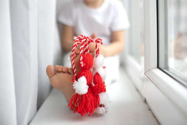 Criança Bonito Menino Loiro Brincando Com Pulseira Branca Vermelha Martenitsa — Fotografia de Stock