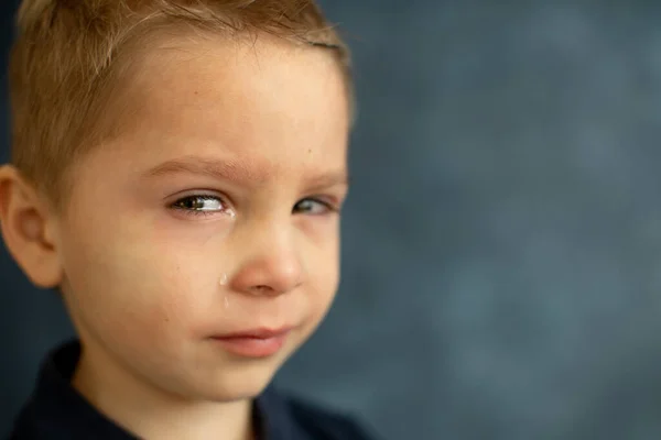 Sorgligt Litet Barn Blont Barn Boz Crzing Bild Isolerad Blå — Stockfoto