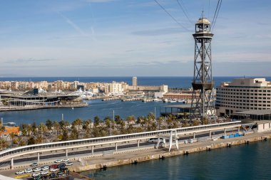 Kulenin tepesinden Barselona şehrine muhteşem bir manzara, teleferik asansöründen güzel manzara manzarası, gündüz vakti İspanya