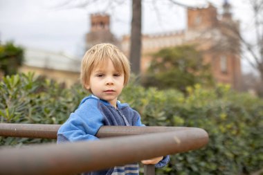 Barselona şehrine hayranlık duyan şirin çocuk turistler, İspanya 'da çocuklarla aile seyahati.