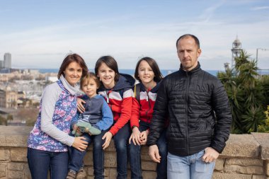 Barselona şehrine hayranlık duyan şirin çocuk turistler, İspanya 'da çocuklarla aile seyahati.