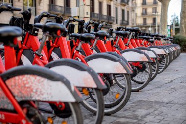 Barselona, İspanya 'da toplu taşımacılık için kırmızı bisiklet sıraları