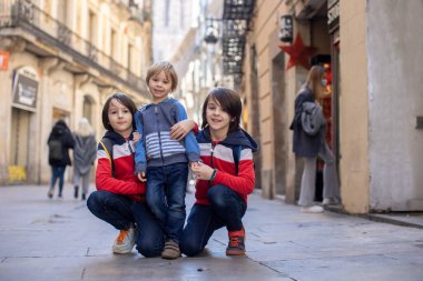Barselona şehrine hayranlık duyan şirin çocuk turistler, İspanya 'da çocuklarla aile seyahati.