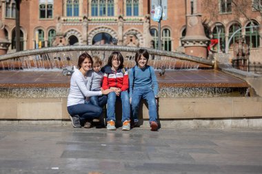 Tatlı çocuklar, turistler ve anne, Barselona şehrine hayranlar, İspanya 'da çocuklarla aile seyahati.