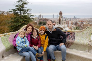 Aile, çocuklar, parkta poz vermek Guell Barselona, İspanya