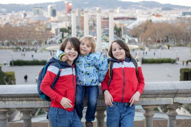 Aile, Barselona 'da ulusal müzenin önünde durmakta, çocuklarla mutlu bir aile tatili, İspanya