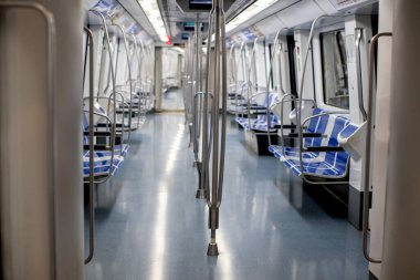Sabahın erken saatlerinde Barselona, İspanya 'da metroda boş bir tren.