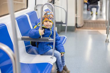 Çocuklar, sabah erkenden metroya binen boş tren, Barselona, İspanya
