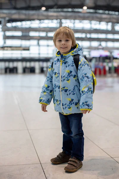 Lindo Bebé Esperando Embarque Aeropuerto Sala Tránsito Cerca Puerta Salida —  Fotos de Stock