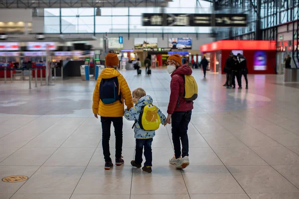Симпатичний Хлопчик Чекає Посадку Рейс Залі Транзиту Аеропорту Біля Воріт — стокове фото