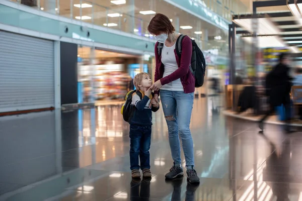 Мать Ребенок Мальчик Малыш Ждут Посадки Рейс Транзитном Зале Аэропорта — стоковое фото