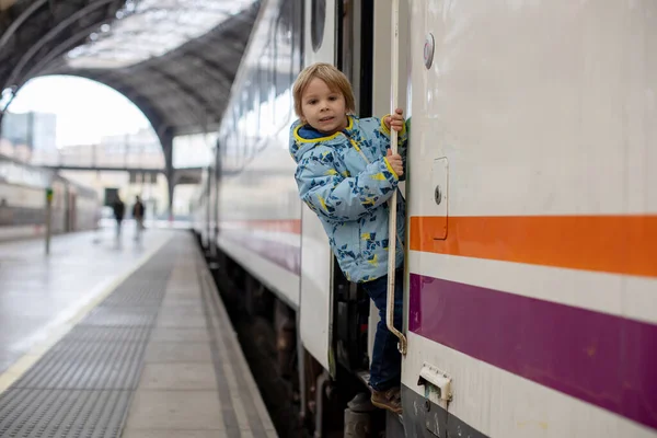 Carino Turisti Bambino Piedi Sulle Scale Treno Nella Città Barcellona — Foto Stock