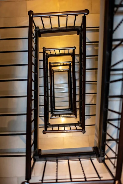 Escadaria Espiral Bluildin Criança Piso Inferior Olhando Para Câmera Vista — Fotografia de Stock