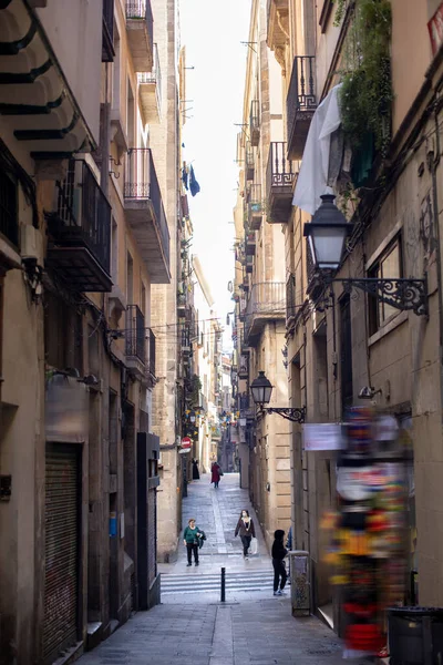 Στενός Δρόμος Στο Παλιό Τμήμα Της Πόλης Της Βαρκελώνης Ισπανία — Φωτογραφία Αρχείου