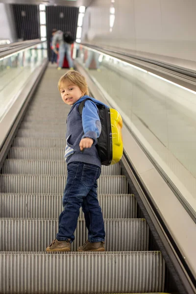 Havalimanı Geçiş Koridorunda Kalkış Kapısında Bekleyen Sevimli Bir Oğlan Çocuğu — Stok fotoğraf