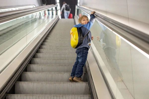 Netter Kleiner Junge Der Der Transithalle Des Flughafens Der Nähe — Stockfoto