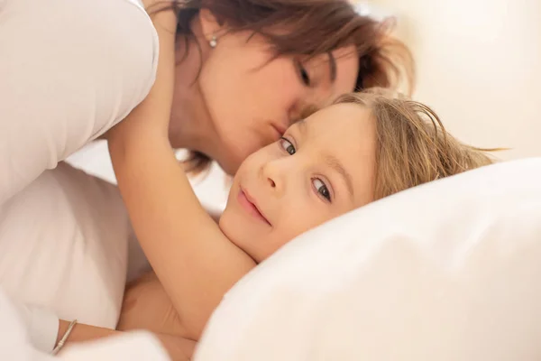 Madre Hijo Niño Rubio Abrazos Cama Por Mañana Amor Ternura — Foto de Stock