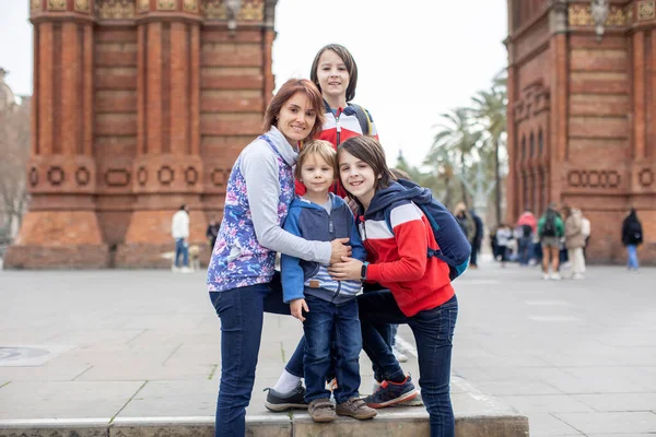 可爱的孩子和妈妈 蹒跚学步的孩子 兄弟和妈妈 在巴塞罗那市享受胜利拱门 和孩子一起旅行 — 图库照片