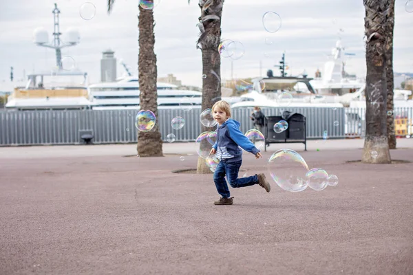 Söta Små Barn Turister Leka Med Såpbubblor Beundra Barcelona Stad — Stockfoto