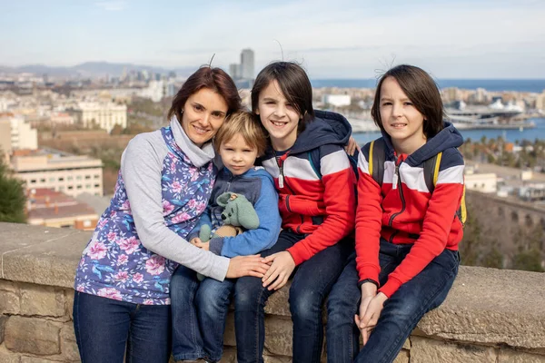 Lindos Niños Pequeños Turistas Que Admiran Ciudad Barcelona Viajes Familia — Foto de Stock
