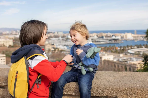 可爱的儿童游客欣赏巴塞罗那市 家人和孩子们一起在西班牙旅行 — 图库照片