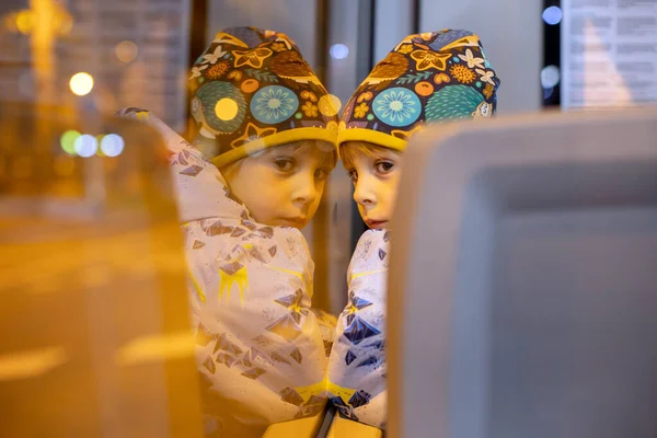 可爱的儿童游客晚上从公共汽车窗口欣赏巴塞罗那市 家人和孩子们一起在西班牙旅行 — 图库照片