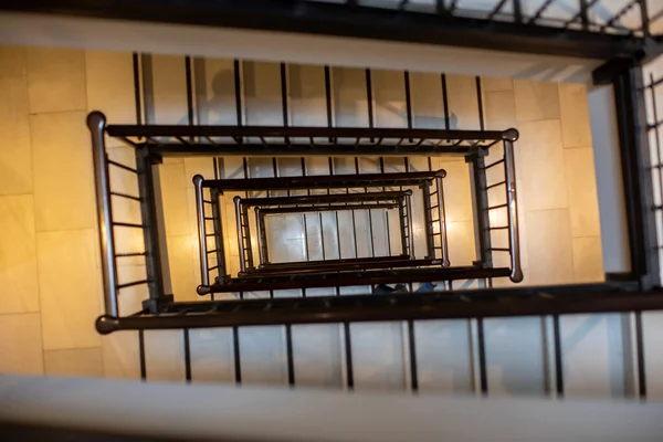 Escadaria Espiral Edifício Vista Cima Com Luzes — Fotografia de Stock