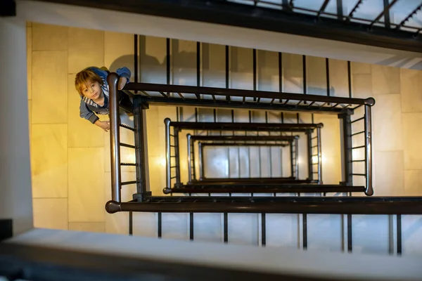 Escadaria Espiral Num Edifício Criança Piso Inferior Olhando Para Câmera — Fotografia de Stock