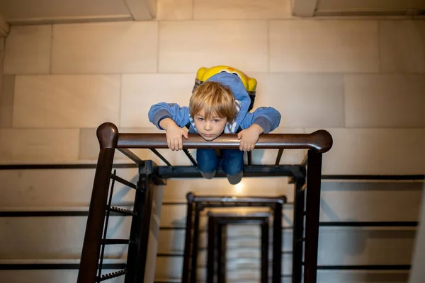 Bluildin Içindeki Sarmal Merdiven Çocuk Alt Katta Duruyor Kameraya Bakıyor — Stok fotoğraf