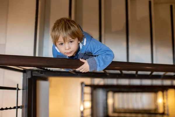 建物内の螺旋階段 上からカメラを見て下の階に立っている子供たち — ストック写真