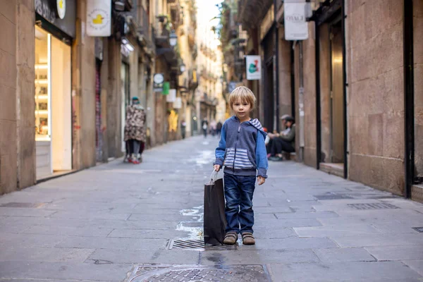 Aranyos Kis Gyerekek Turisták Csodálják Barcelona Város Családi Utazás Gyerekekkel — Stock Fotó