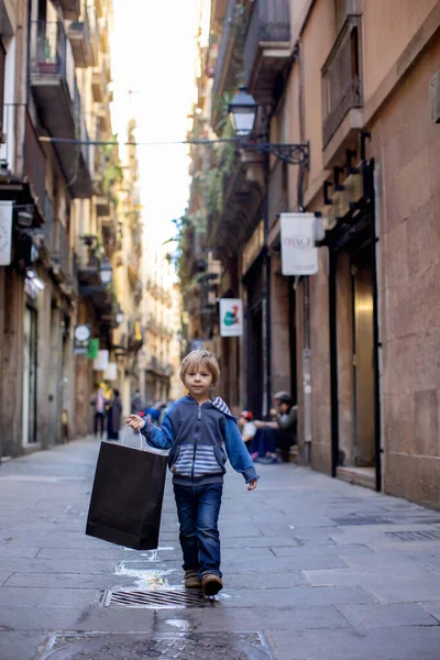 バルセロナの街を楽しむかわいい子供たちの観光客 スペインの子供たちと家族旅行 — ストック写真