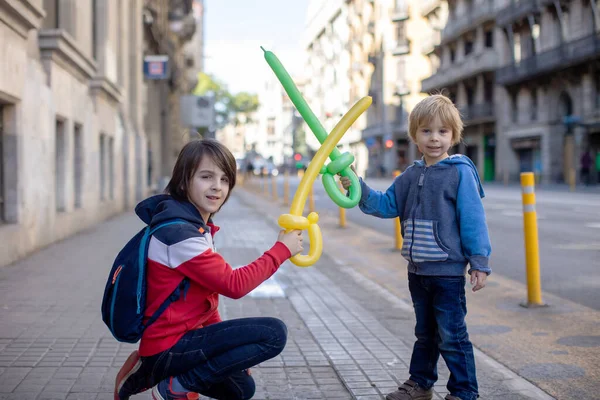 Crianças Bonitos Turista Segurando Balões Feitos Como Uma Espada Admirando — Fotografia de Stock