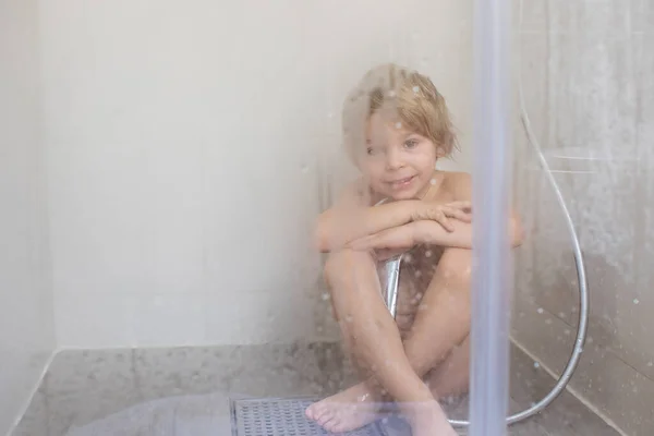 Süßer Kleiner Junge Badezimmer Duscht Lächelt Glücklich Die Kamera — Stockfoto